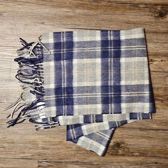 NWOT Edinburgh 100% Cashmere Plaid Fringe Scarf in Blue and Cream - Picture 2 of 6